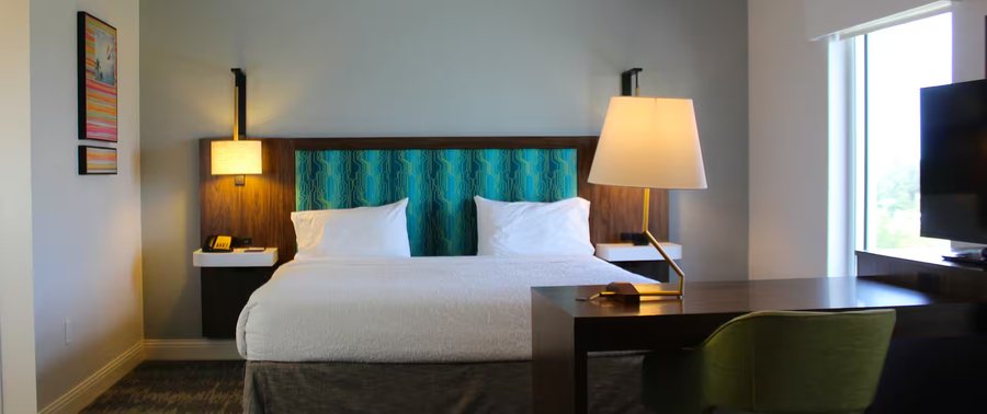 Hampton Inn Suites Sarasota Bradenton Airport — Guest room