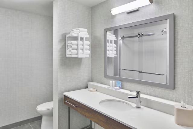 Hampton Inn Suites Saratoga Springs Downtown — Bathroom