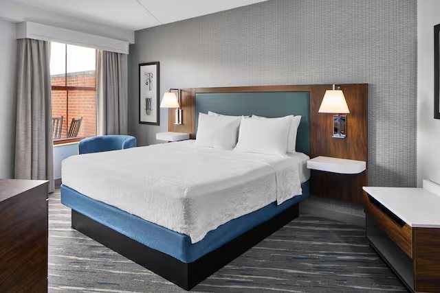 Hampton Inn Suites Saratoga Springs Downtown — Guest room