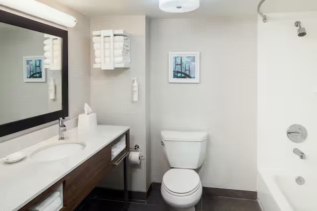 Hampton Inn Suites Savannah Historic District — Bathroom