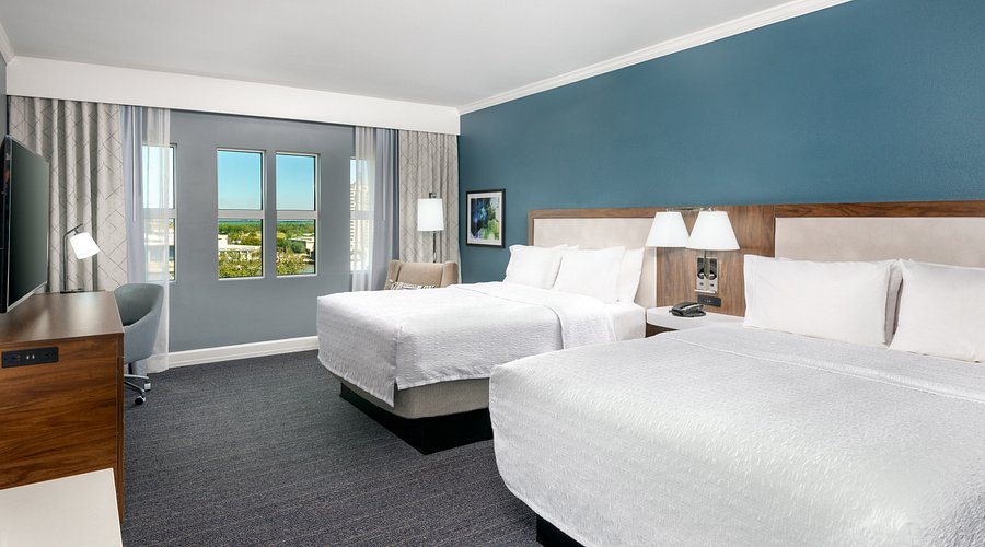 Hampton Inn Suites Savannah Historic District — Guest room