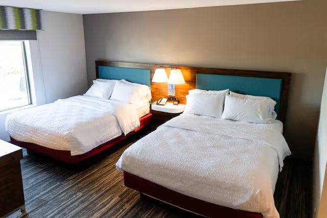Hampton Inn Suites Scottsbluff Conference Center — Guest room