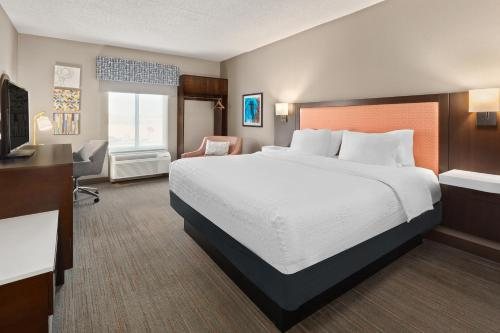Hampton Inn Suites Scottsburg — Guest room