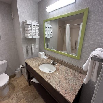 Hampton Inn Suites Seattle airport 28th Ave — Bathroom