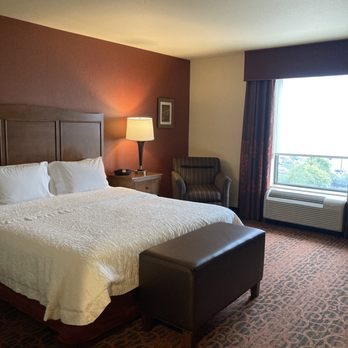 Hampton Inn Suites Seattle airport 28th Ave — Guest room