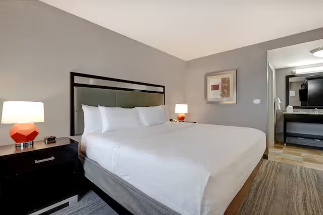 Hampton Inn Suites Seattle Federal Way — Guest room
