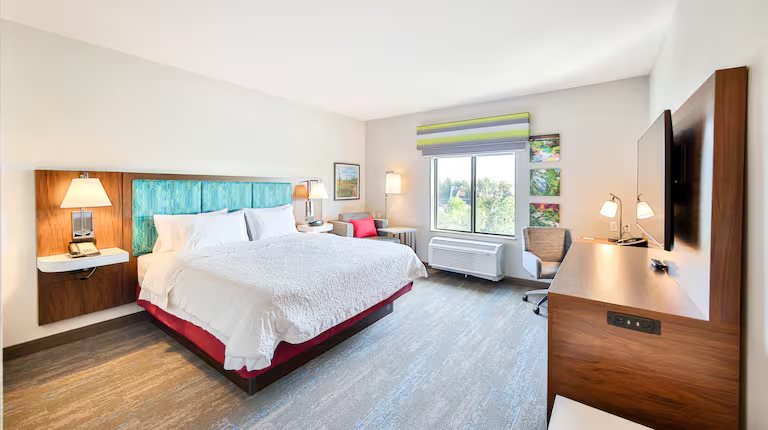 Hampton Inn Suites Seattle Kent WA — Guest room