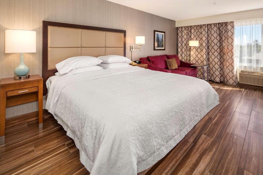 Hampton Inn Suites Seattle north lynnwood — Guest room