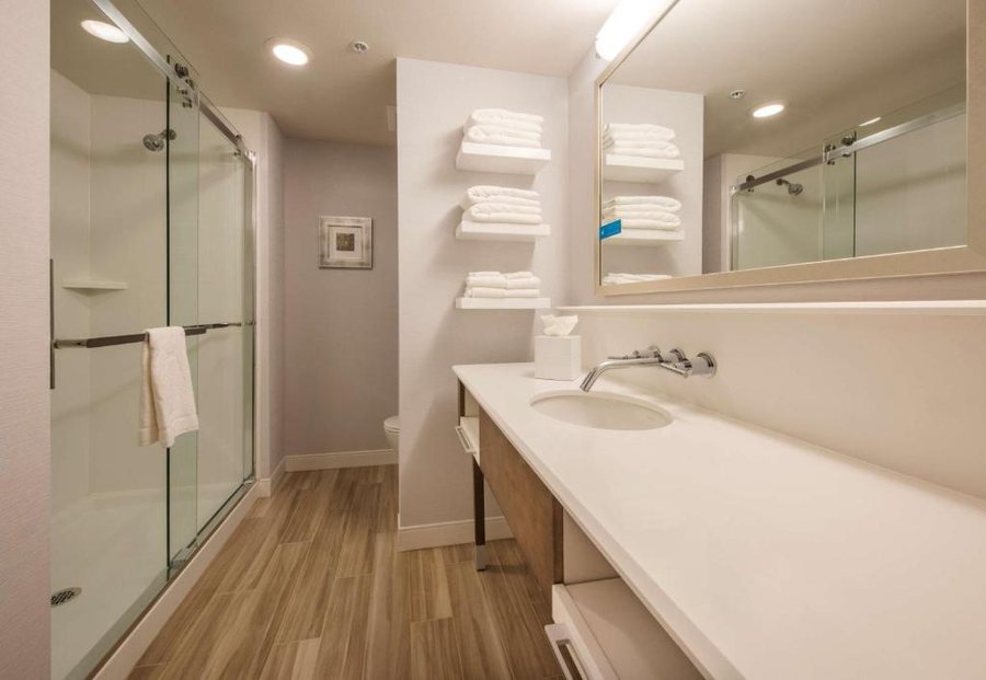 Hampton Inn Suites Seattle Redmond — Bathroom