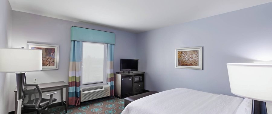 Hampton Inn Suites Shreveport Bossier City at Airline Drive — Guest room