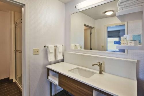 Hampton Inn Suites Southwest Sioux Falls — Bathroom