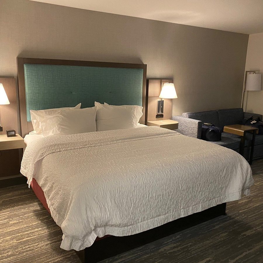 Hampton Inn Suites Southwest Sioux Falls — Guest room