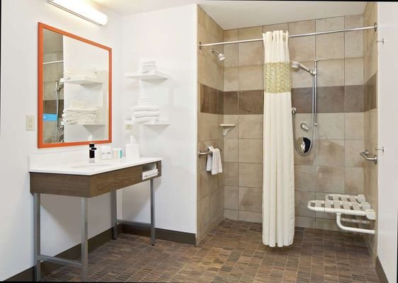 Hampton Inn Suites Spokane Valley — Bathroom