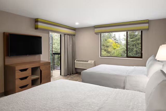 Hampton Inn Suites Spokane Valley — Guest room
