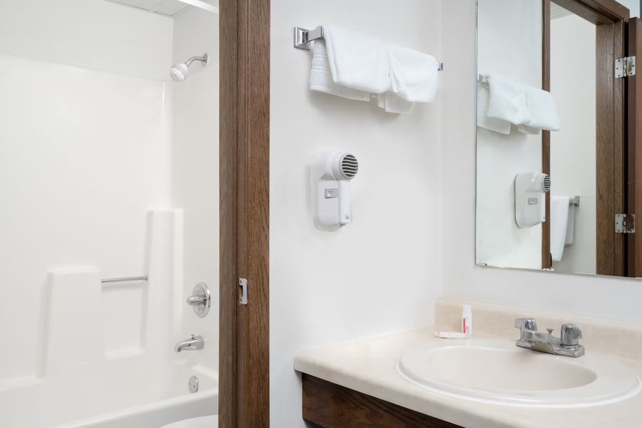 Hampton Inn Suites St Cloud Mn — Bathroom