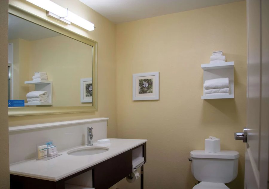 Hampton Inn Suites St Louis chesterfield — Bathroom