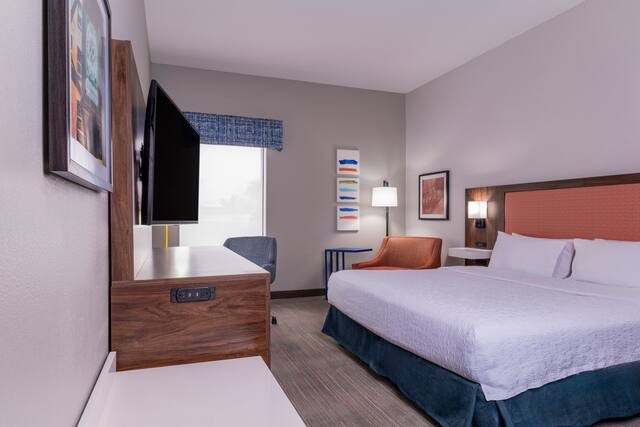 Hampton Inn Suites St Louis chesterfield — Guest room