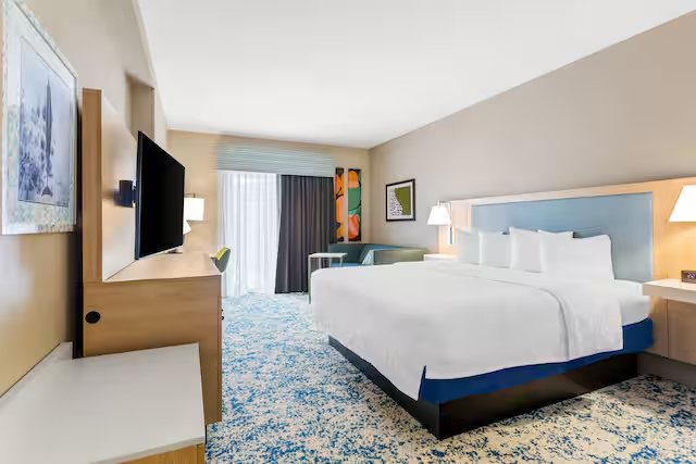 Hampton Inn Suites St Petersburg Downtown — Guest room