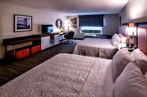 Hampton Inn Suites Staten Island — Guest room