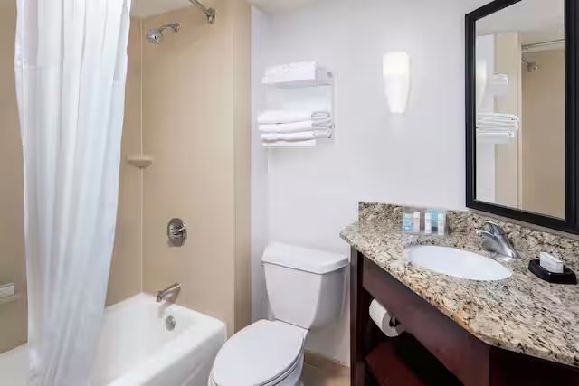 Hampton Inn Suites Stuart North — Bathroom