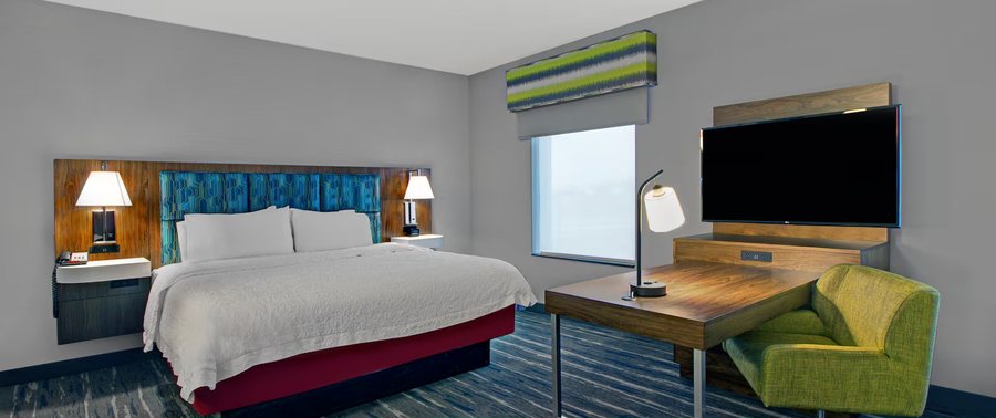 Hampton Inn Suites Syracuse Carrier Circle — Guest room