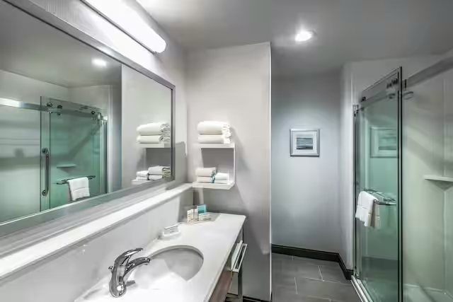 Hampton Inn Suites Tallahassee I 10 Thomasville Rd — Bathroom