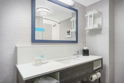 Hampton Inn Suites Tampa Ybor City Downtown — Bathroom
