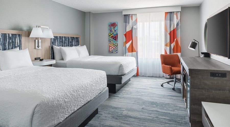 Hampton Inn Suites Tampa Ybor City Downtown — Guest room