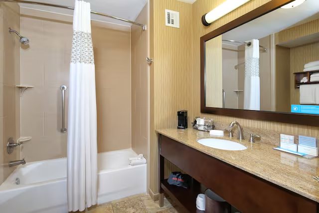 Hampton Inn Suites Tucson East Williams Center — Bathroom