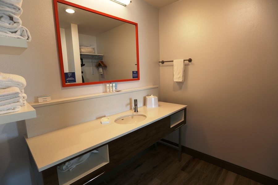 Hampton Inn Suites Tucson Mall — Bathroom