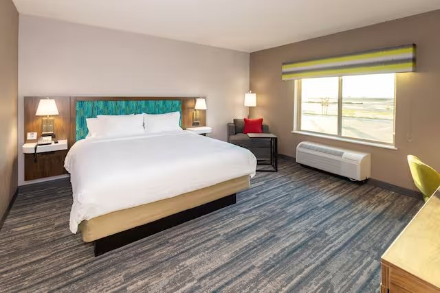 Hampton Inn Suites Tulare — Guest room