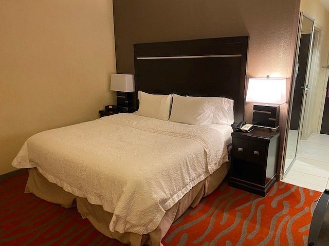 Hampton Inn Suites Tulsa catoosa — Guest room