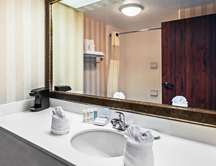 Hampton Inn Suites Tulsa Central — Bathroom