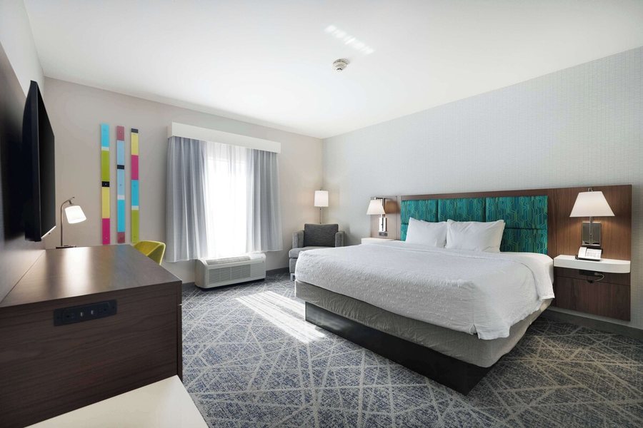 Hampton Inn Suites Tulsa Central — Guest room