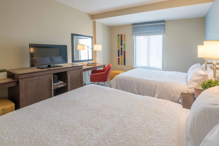Hampton Inn Suites Tulsa Downtown — Guest room