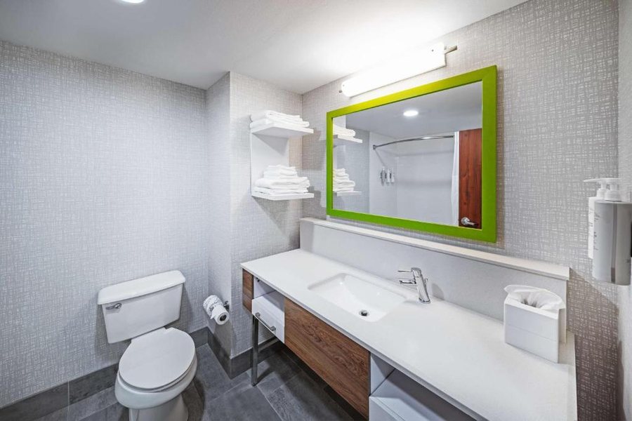 Hampton Inn Suites Tulsa Tulsa Hills — Bathroom