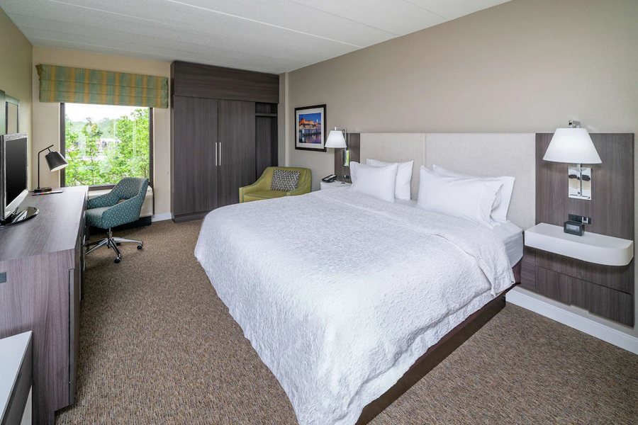 Hampton Inn Suites Valley Forge oaks — Guest room