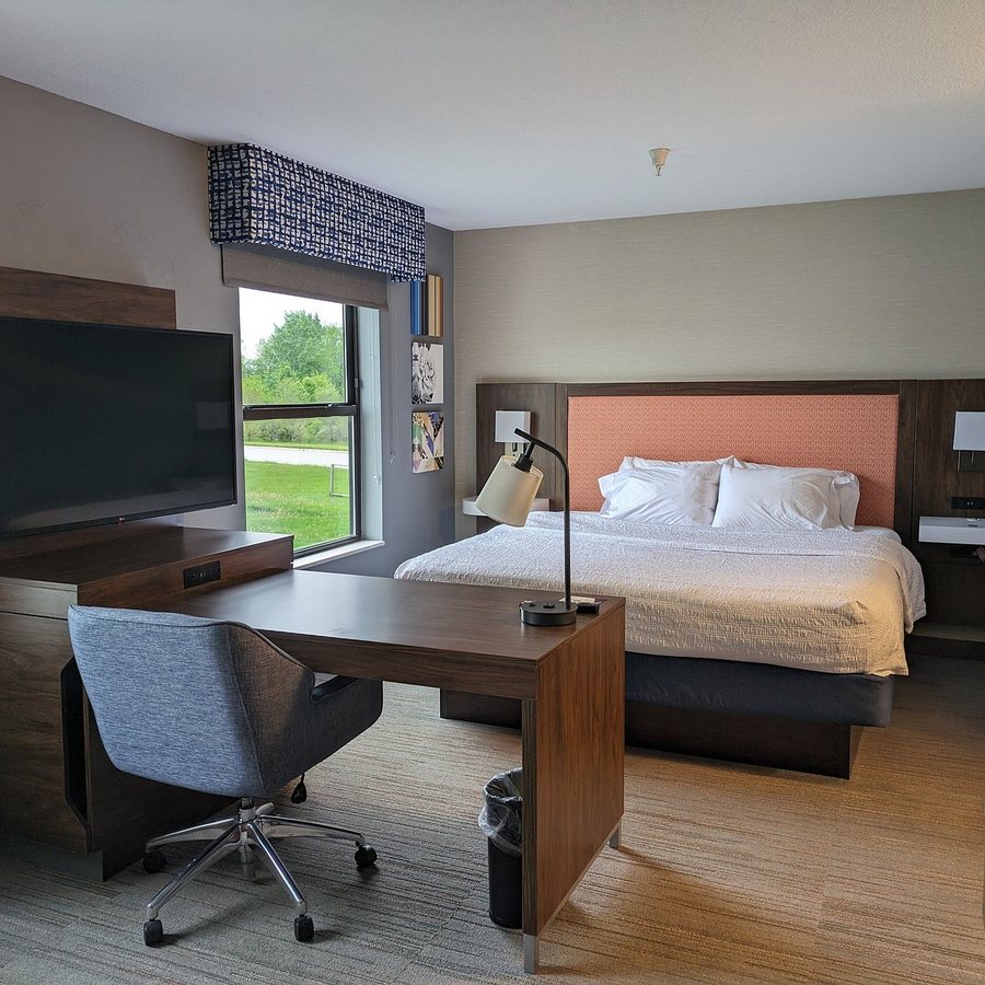 Hampton Inn Suites Valparaiso — Guest room