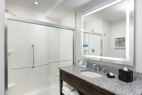 Hampton Inn Suites Washington DC Navy Yard — Bathroom