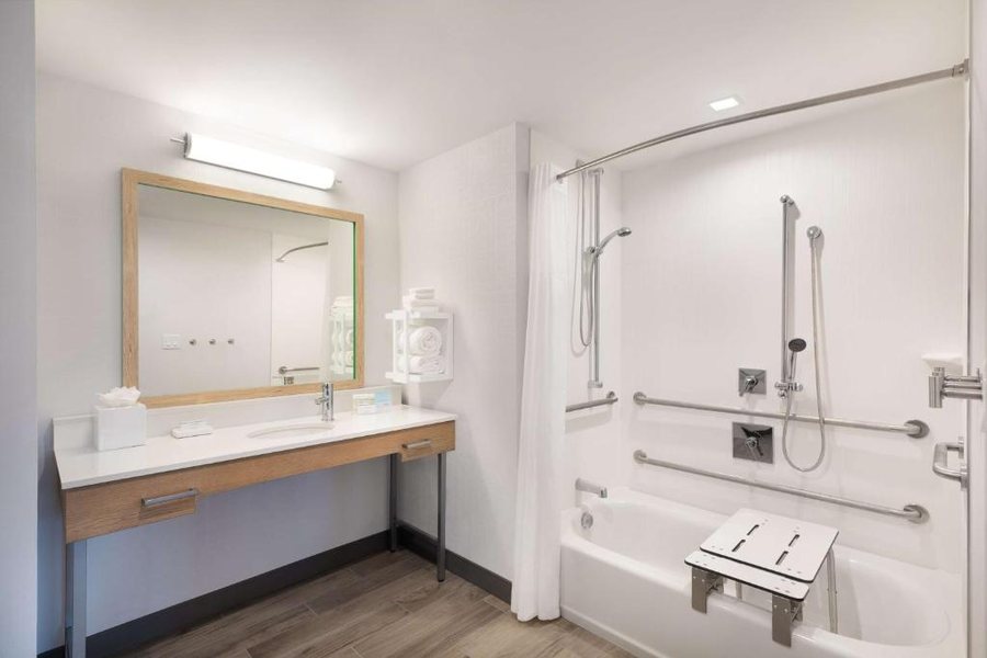 Hampton Inn Suites Watertown — Bathroom