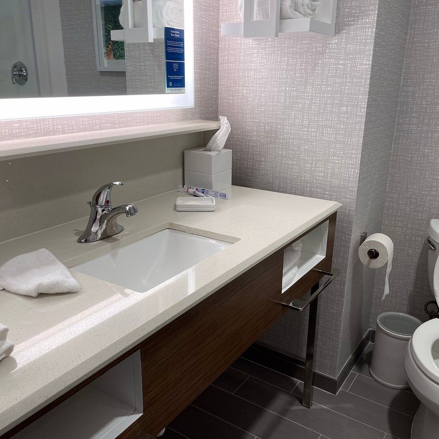 Hampton Inn Suites Watsonville — Bathroom