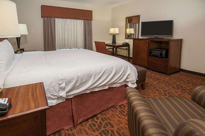 Hampton Inn Suites Waxahachie — Guest room