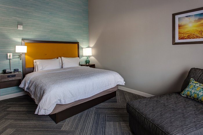 Hampton Inn Suites Wichita Airport — Guest room