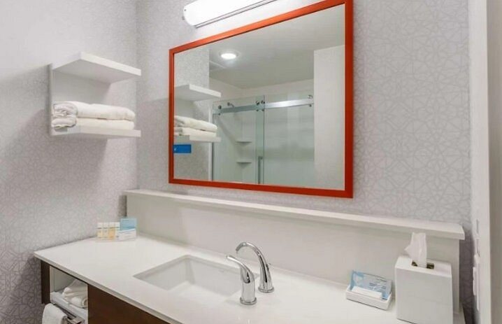 Hampton Inn Suites Wichita Northeast — Bathroom