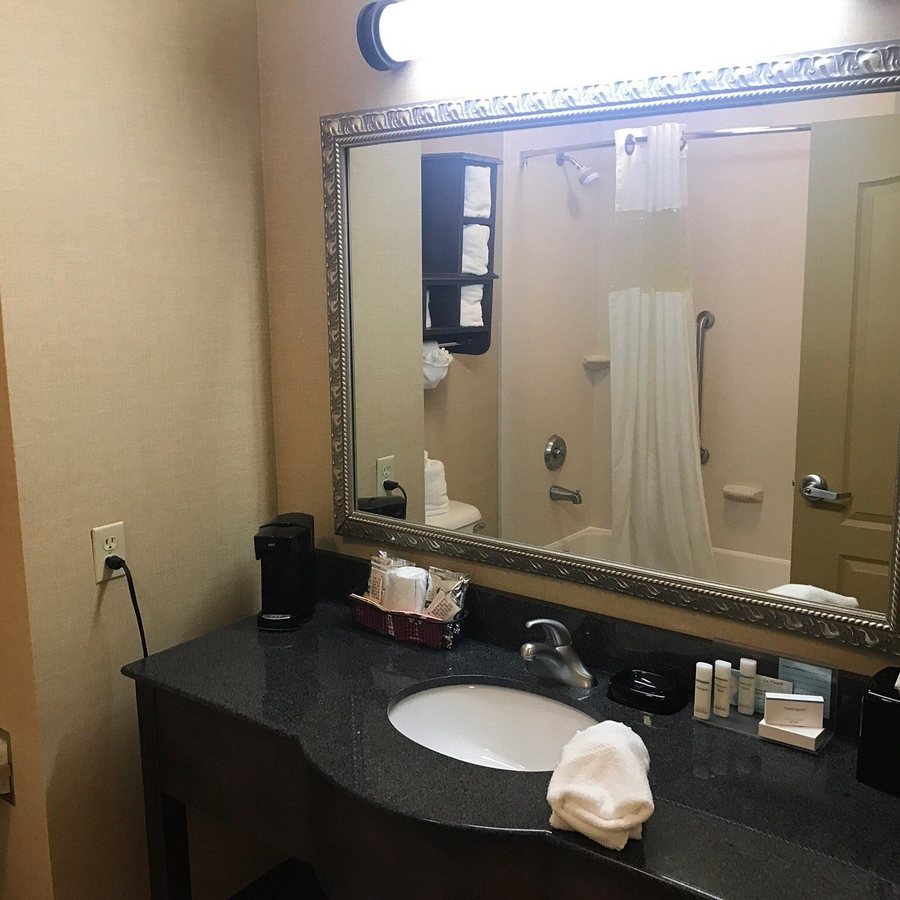 Hampton Inn Suites Williamsburg Central — Bathroom