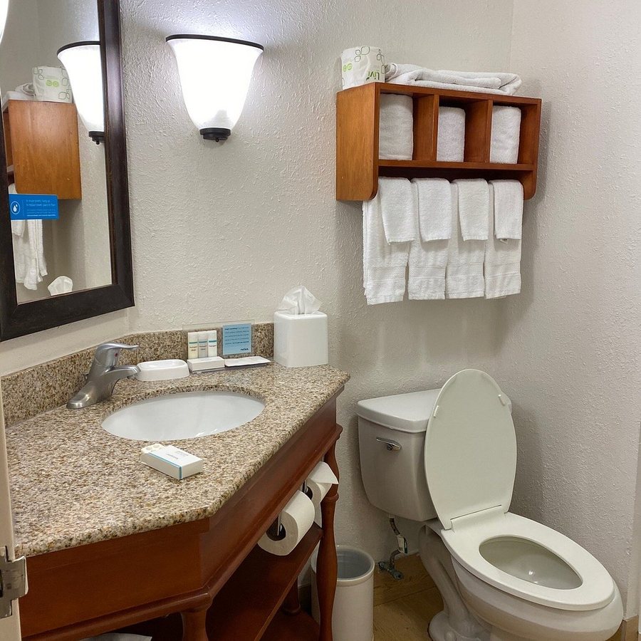 Hampton Inn Suites Williamsburg Richmond Rd — Bathroom