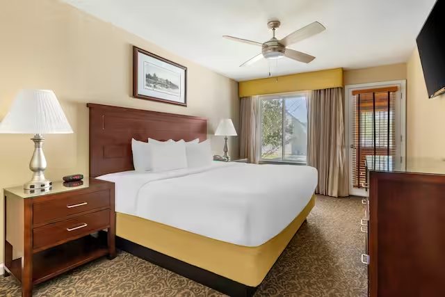 Hampton Inn Suites Williamsburg Richmond Rd — Guest room