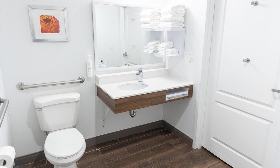 Hampton Inn Suites Williamsport Faxon Exit — Bathroom