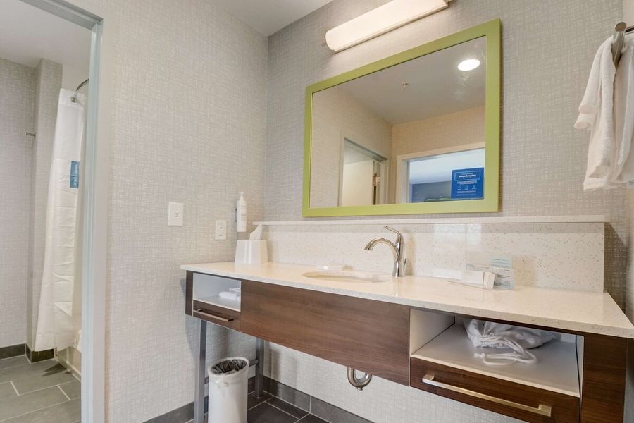 Hampton Inn Suites Williston — Bathroom