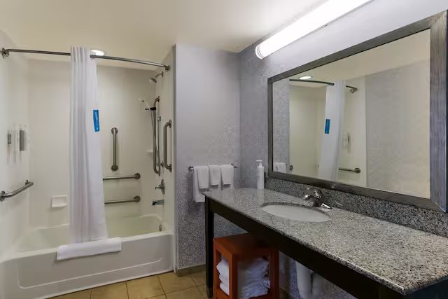 Hampton Inn Suites Wilmington Christiana — Bathroom